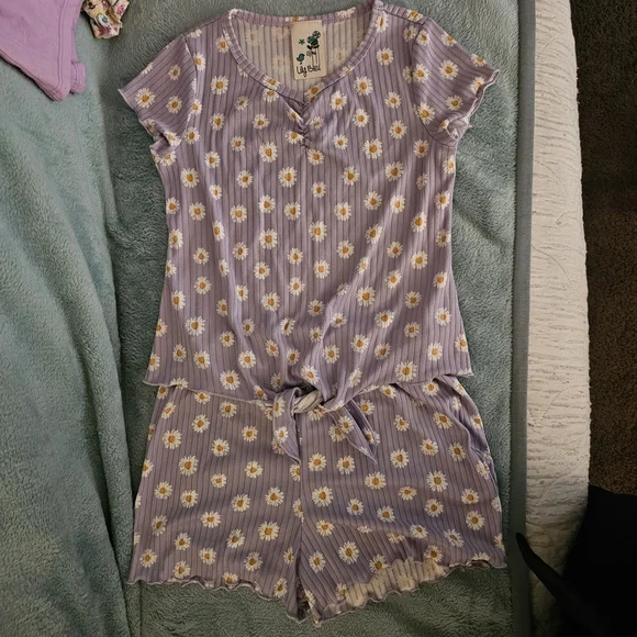 Lily Bleu Purple and White Daisy Matching Set - Picture 2 of 15